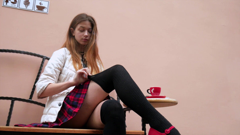 Russian Smokers: Gagică rusoaică sălbatică fumând țigară Natură Vibes