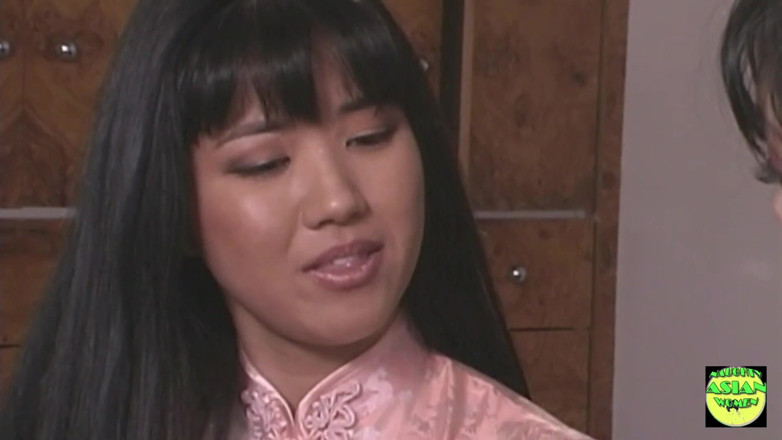 Naughty Asian Women: Lesbická Asiatka učí svou nevlastní dceru, jak jíst kundičku a...
