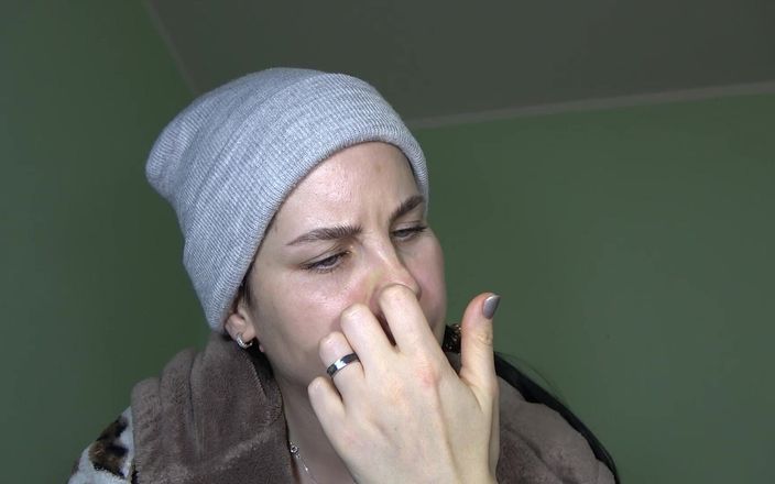 Anna Sky: Anna está congelando e escolhendo seu nariz em um boné...