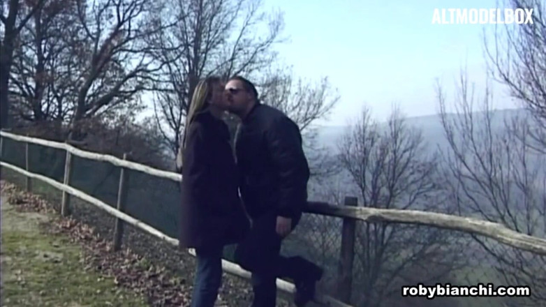 PurefilmsTv: Kleine blonde tiener met nat poesje besluit een rijpe man...