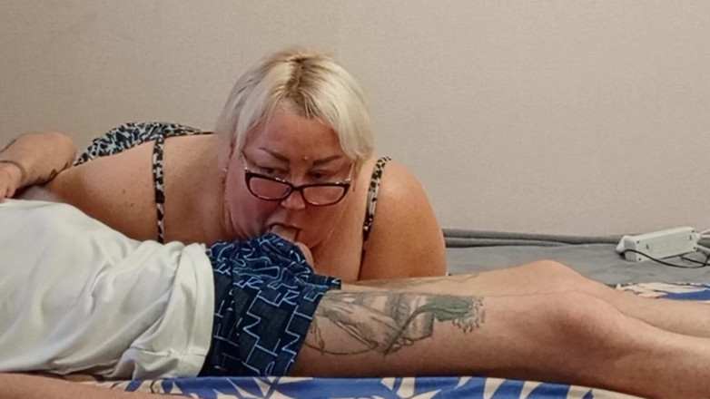 Zona901: 深深口交在我邻居的嘴里射精