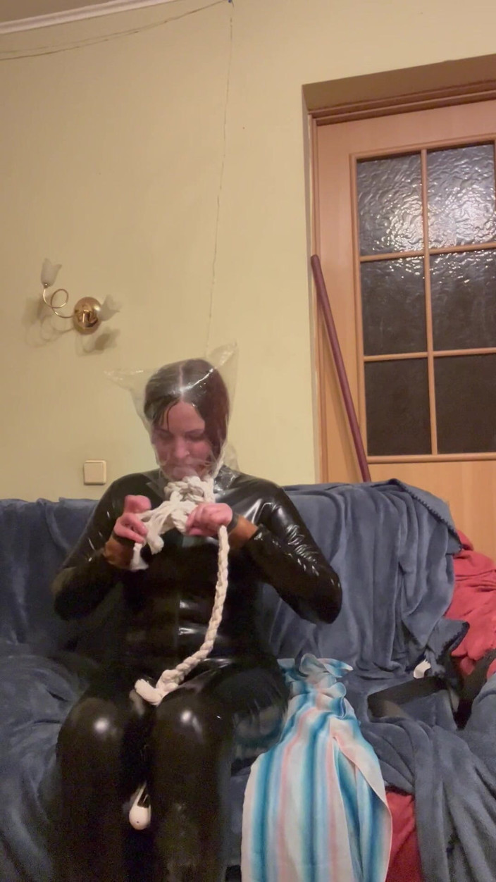 Elena917: 2 Latex-catsuits und 5 Minuten im Plastiksack