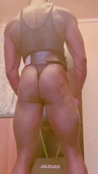Musculoso Trasero Pervertido En Cuclillas, Juego De Tetas Y Semen