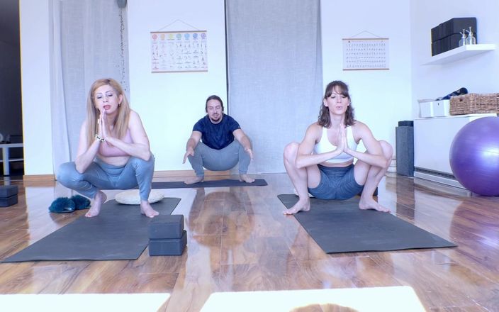 Lety Howl: Sesi yoga yang sangat pribadi. Seks threesome intens sama mainan...