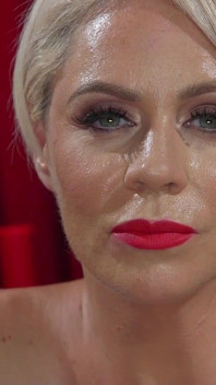 Unter ihrem arsch und ihrer muschi mit helena locke