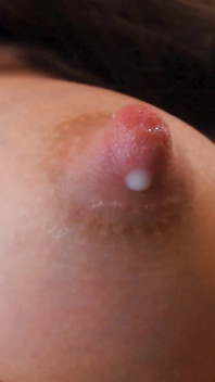 Des gros seins de lait se font traire dans des gants en cuir