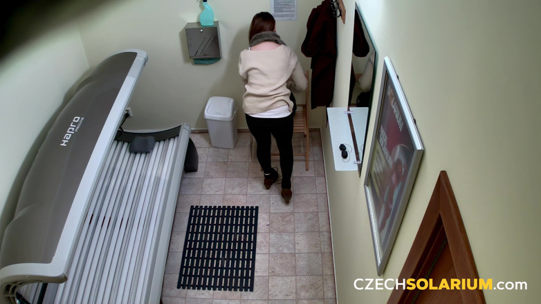 Czech Solarium: 체코 일광욕실 14: 18+ 그녀의 쪼이는 젊은 보지를 보여주는 갈색 머리