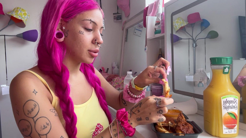 Nali Marie: Mukbang Hot Chicken Spicy Facestuffing Bimbo Overeating Petite Teen Eating...