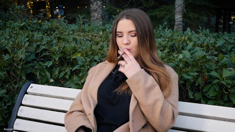 Russian Smokers: Awek Rusia menghabiskan cuti makan tengah harinya 1 Cigs