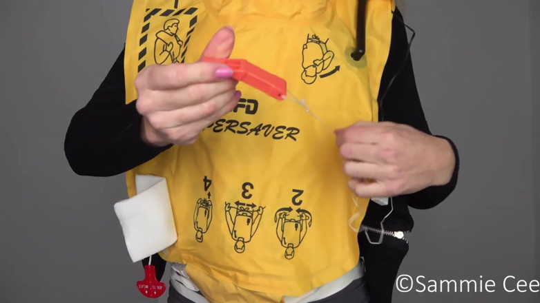 Sammie Cee: สาวแอร์สจ๊วตสูบเสื้อชูชีพ