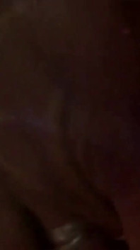 Kráva to dělá zezadu a péro ji šuká na otevřeném prostranství