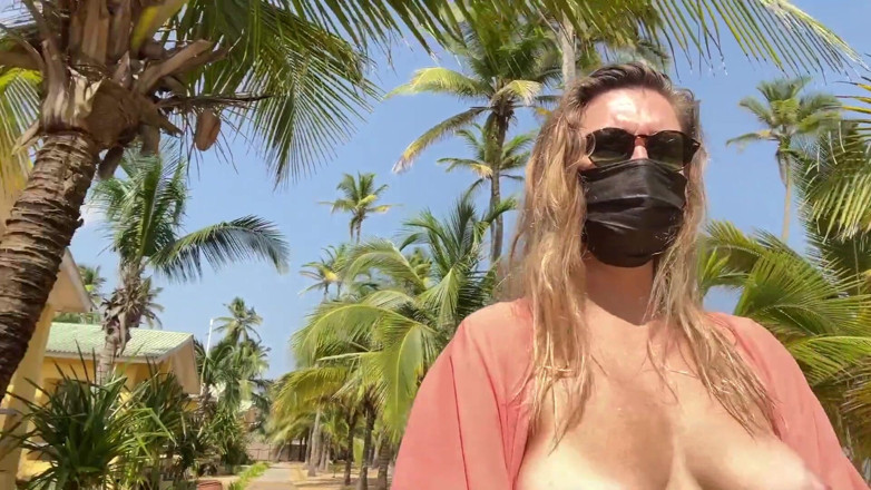 Batty Lux: Busty tóc vàng đi bộ và khoe cơ thể khỏa thân...