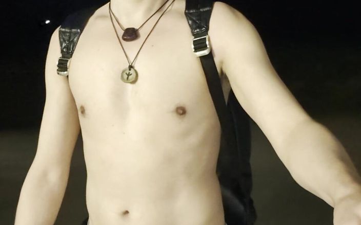 kinkygaynudist: Odważny spacer w stringach!