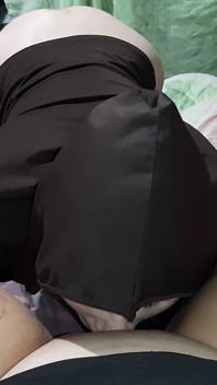 Šukám svou hubenou nevlastní sestru do pusy a stříkám za minutu