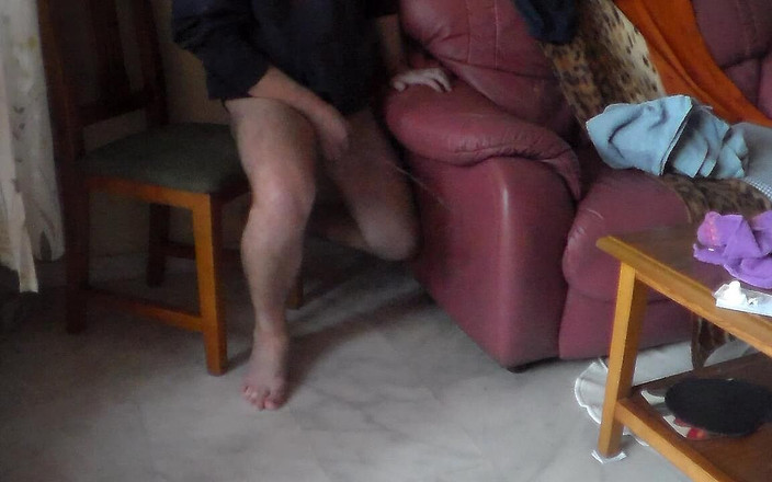 Sex hub male: John pisst auf dem ledercouch