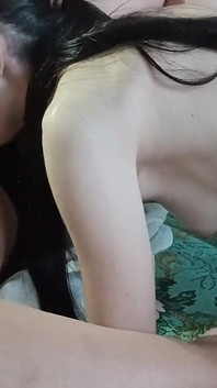 Lízám jí kundičku přes její kalhotky