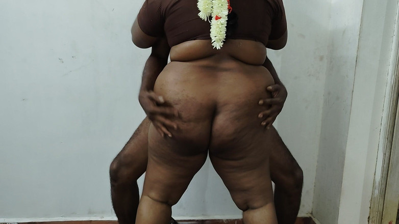 Santhi89: インドのタミル人のホットハウスの妻が夫の友人が家で浮気をしている