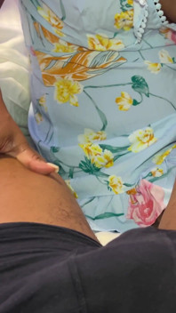 La matrigna aiuta il figliastro a ridurre un'erezione e finisce con sborrata dentro