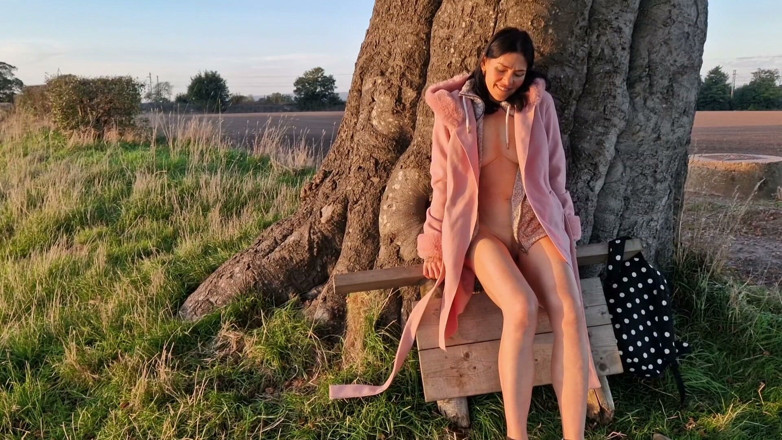 Nicky Brill: แก้ผ้านอกบ้านโดยแหกขากว้าง