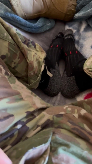 Gay Soldier Stuff: Солдат розслабляється в п'ятницю - звичайно, це буде включати в себе дрочку мого пульсуючого члена в моїй формі