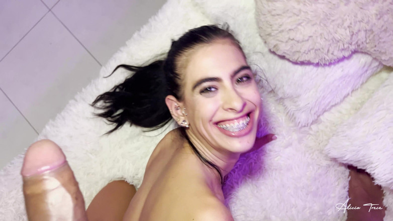 Alicia Trece: 義理の妹が美しいアナルに挿入している様子を撮影しました