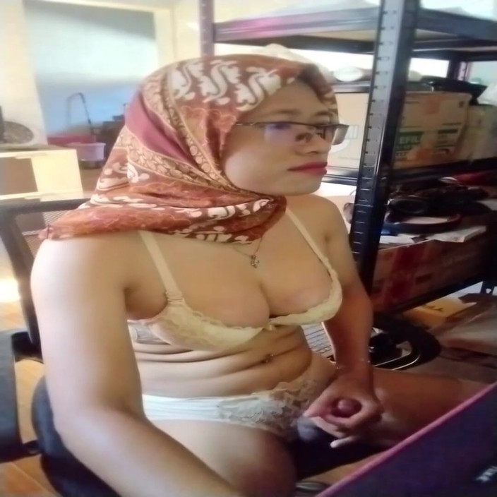 Mitha Zhe: Индо-шмель в хиджабе мастурбирует в офисе