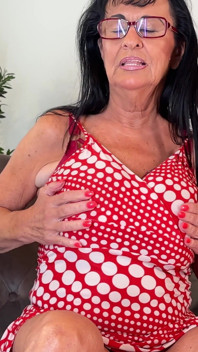 Cette belle femme mature poilue aux méga seins flasques adore masturber ses seins huilés