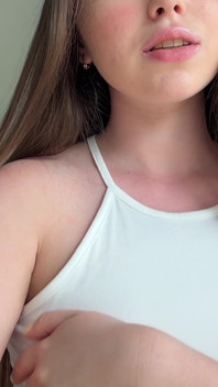 Büyük poposlu seksi kahverengi saçlı bir kişi büyük bir poposa biniyor ve orgazm oluyor.