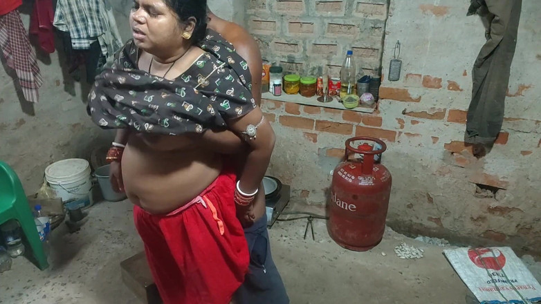 Raju Raju: Deixado nu na sala da cozinha