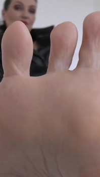 Odore di ai piedi! Annusa i miei piedi in pelle! POV, Lady Victoria Valente