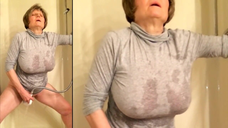 MarieRocks: Gilf met grote borsten masturbeert in een grijs shirt