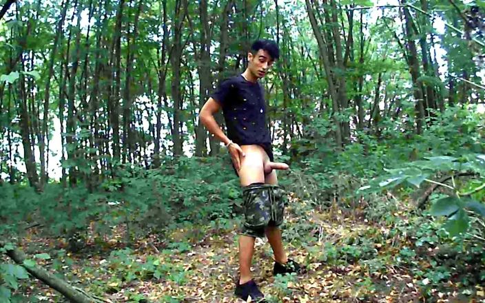 Idmir Sugary: Близькосхідний товстий член у літньому лісі дрочить, показуючи сперму на руці