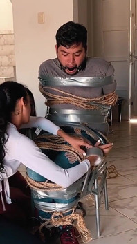 Il ragazzo paffuto non può sfuggire alle nostre corde