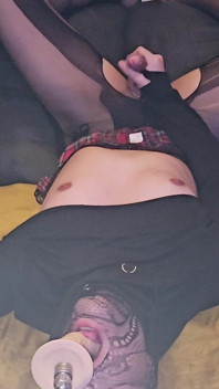 Travesti kadın kılıklı kölenin yüzünü sikiyor, sidik ve döl