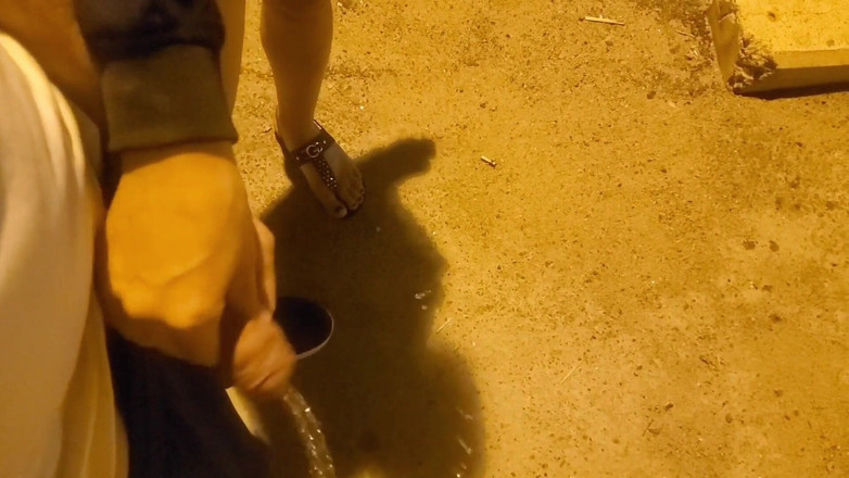 Mya Lane: Malam liar dan kawan merakam kami di kolam hotel