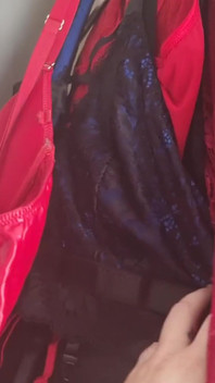 Gümrükte yapmak için oldukça iyi bir kıyafet seçkim var, ya da bana yeni kıyafetler satın alabilirsiniz ve ücretsiz bir özel yapım yapacağım