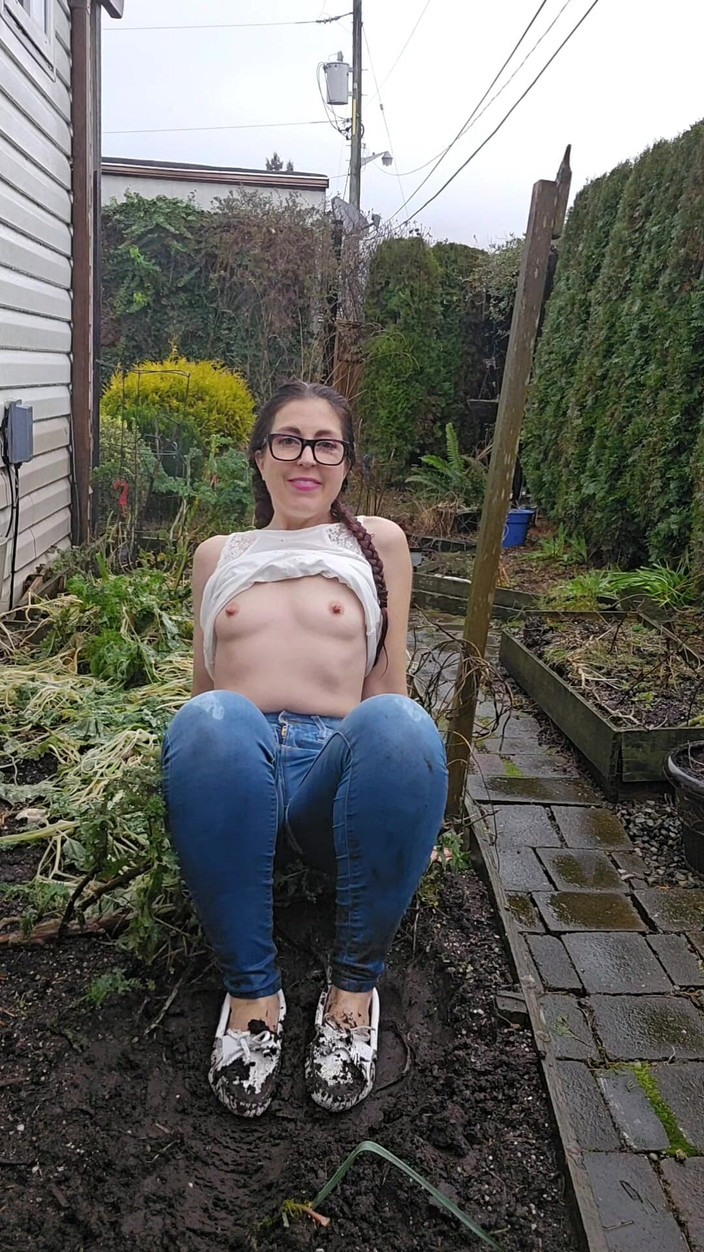 Nerdy_faery: Des mocs blancs boueux et un jean font pipi