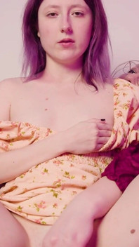Bună dimineața, curvă, mama vitregă grasă distruge pizda strâmtă a fiicei vitrege slabe cu vibrator legat