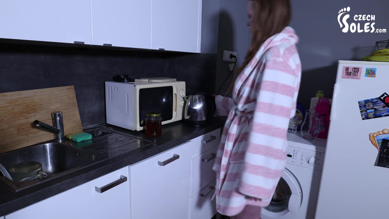 Czech Soles - foot fetish content: Morgonrutin med stora färgglada sulor av fotgudinnan ingefära