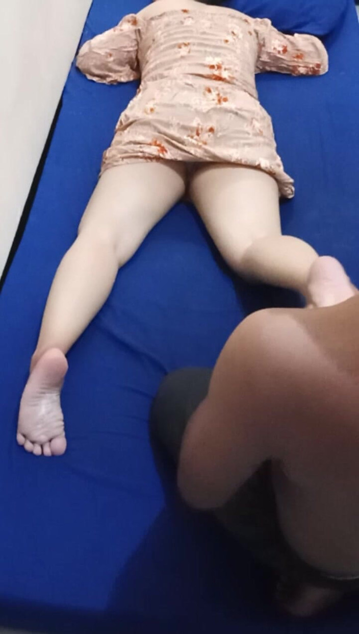 Angelina Pop: Mengongkek awek jiran semasa berurut