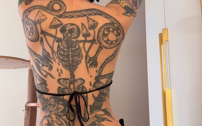 TattoedGirl666: Roztomilá v novém spodním prádle