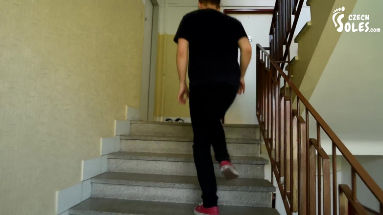 Czech Soles - foot fetish content: Croma'nın hayranı onu evde takip ediyor ve büyük ayaklarına hizmet...