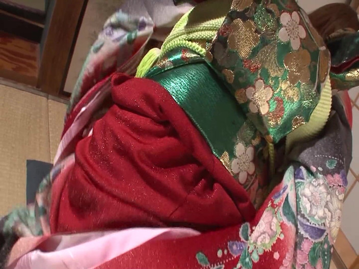 JAPAN IN LOVE: Asiatiska begär scen-1_japanese brunett klädd som en geisha slutar med...