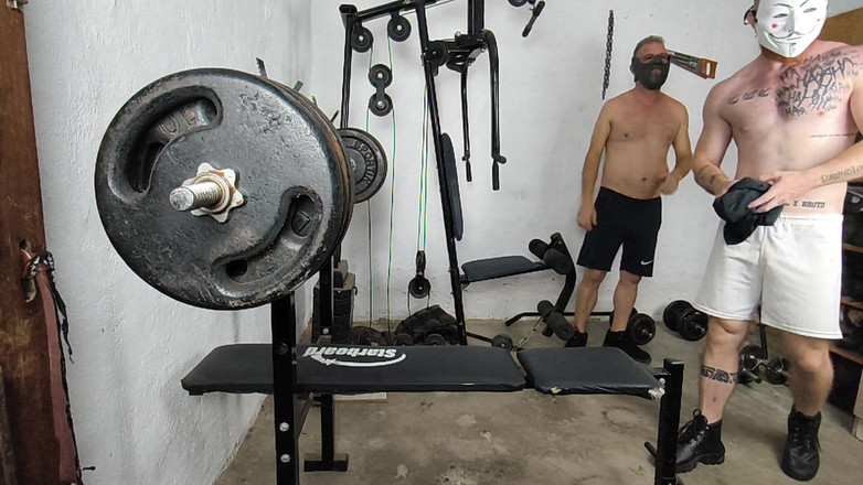 carmonaoficial: Padlý a nahý v tělocvičně uprostřed Halloweenu