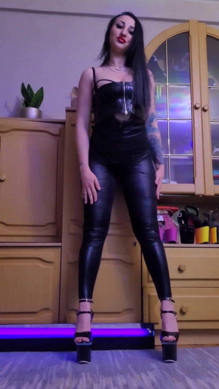 KatrixandCaliforniaLatex: Dominazione femminile sexy in posa in abito lucente