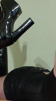 Masturbace v nových sexy vysokých botách