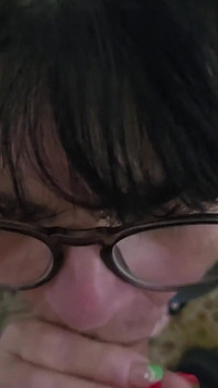 Madura Wifey Dawn en primer plano mamada semen en la cara gafas, escupiendo