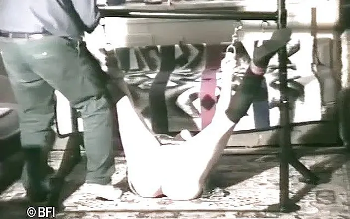 Slave Seks: Blindfolded chick dominated hard from her punisher