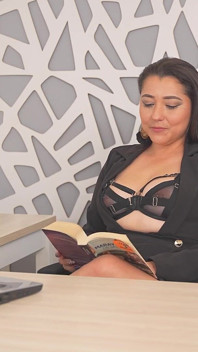 Sekretaris sange ini lagi asik muasin memeknya pakai vibes