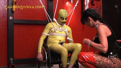 Carmen Rivera Entertainment: Carmen Rivera domineert over latex slaaf vastgebonden en verleid met...
